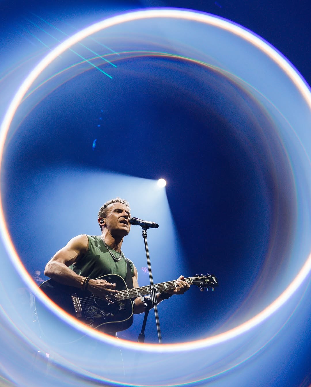 Fonseca encendió Bogotá con el inicio de su Tropicalia Tour