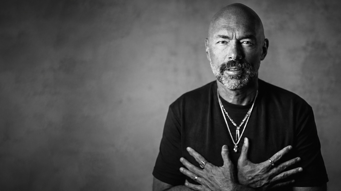 Santiago Cruz se levanta con "Sigo En Pie": nuevo sencillo, un álbum en camino y la gira más grande de su carrera