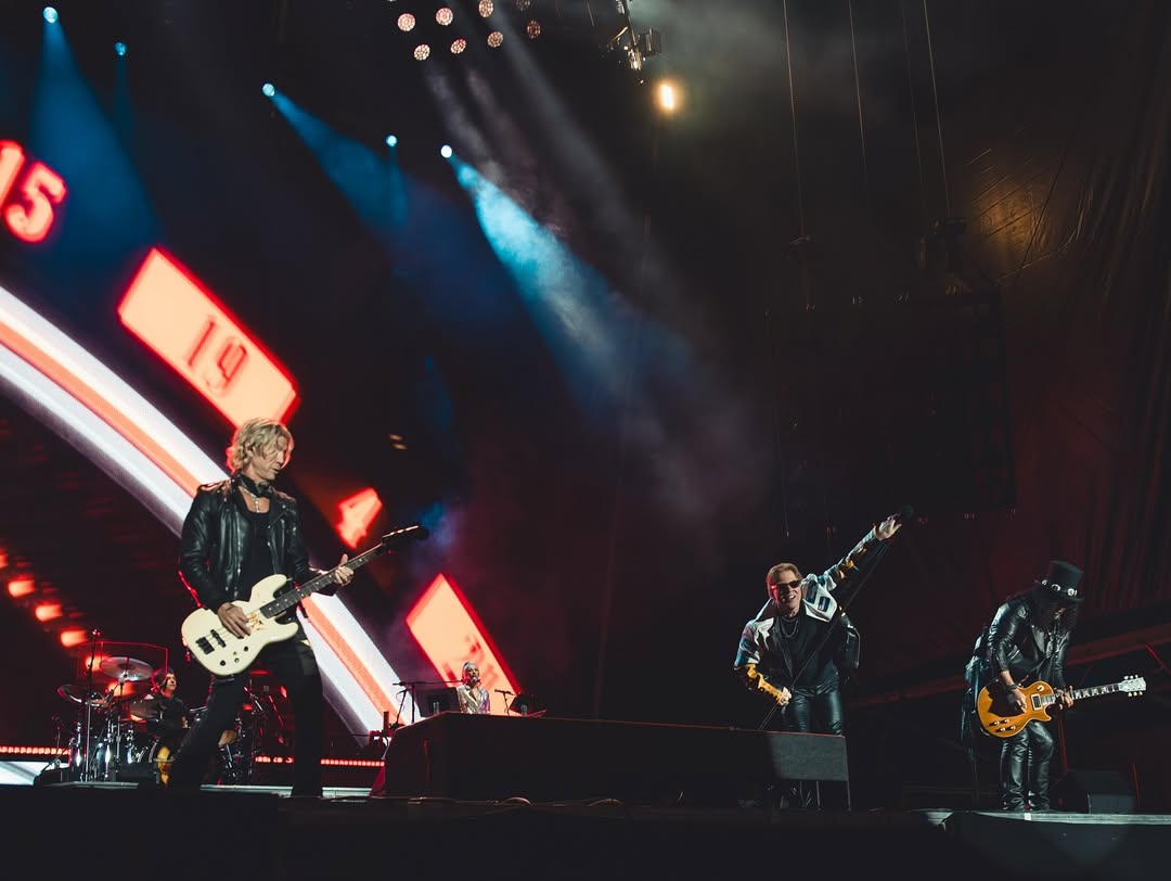 Guns N’ Roses en Bogotá: maratón de clásicos, tributo a Ozzy y un clímax a piano bajo la lluvia de “November Rain”