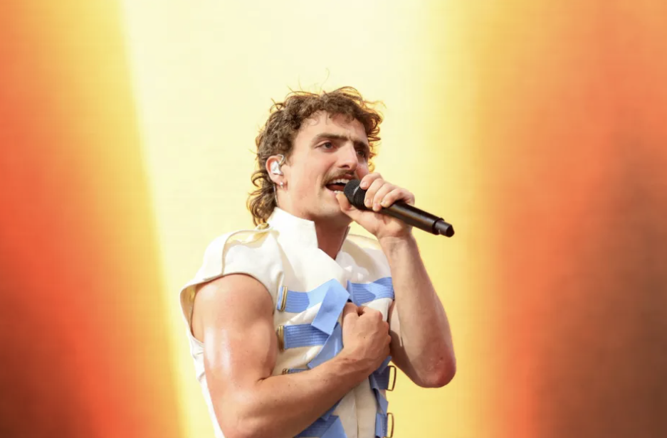 Benson Boone sorprende en Coachella con homenaje a Queen y anuncia nuevo album